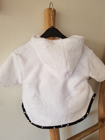 bad jasje baby witte badstof afgezet met triangels poppy made by @noeniesbaby