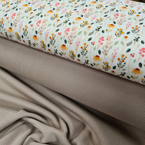 Naturel lente bloemen - digitale tricot met beige taupe wafel tricot @kickenstoffen