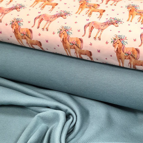 wit (off white) camel roze blauw paars Pony paardjes met vlinders - digitaal tricot met zee groen wafel tricot BEEBS