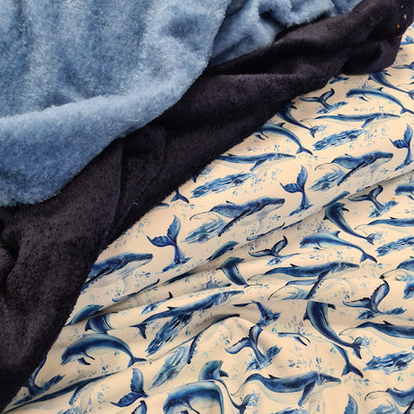 wit (off white) blauw dolfijnen en walvissen - digitaal tricot met dubbelzijdige wellness fleece blauw