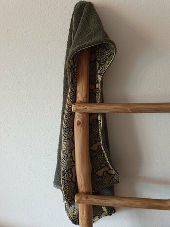 wikkeldoek badcape omslagdeken army badstof slangen tricot en gouden piping