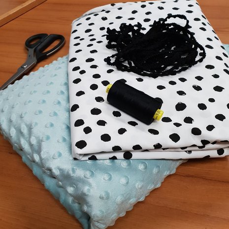 zwart garen vintage groen minky painted dots tricot jursie en pompomband zwart