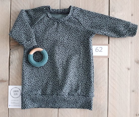 @gewoonellenbabyliefs maaktedeze leuke jurkjes van de pantertje tricot met bijpassende houten speelgoed ring