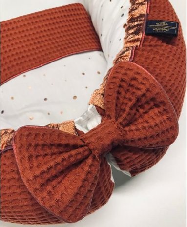 babynestje terracotta wafel rose gouden stippen en gouden piping made @iniminibaby