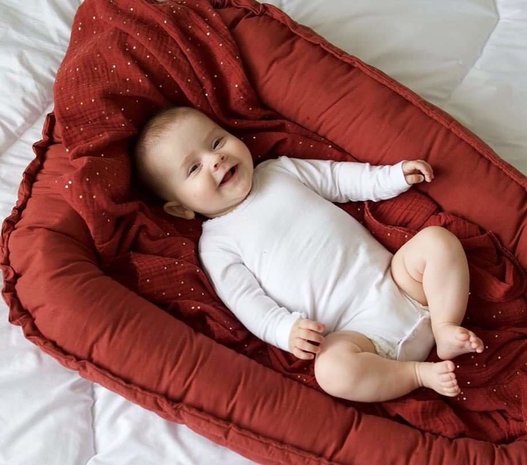 @bylovelies terracotta babynest en swaddle studs hydrofiel