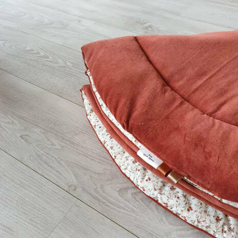 boxkleed kieke kek terracotta katoenen velvet en romantische bloemen poplin