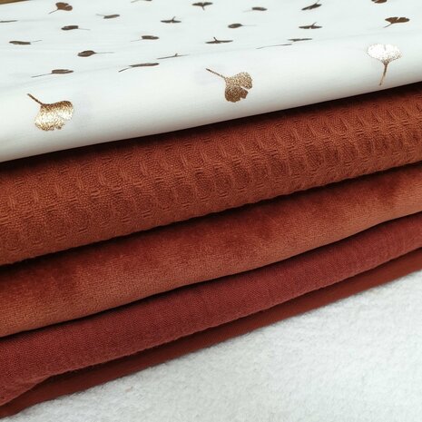 wit rose gouden blaadjes wafel en katoenen velvet terracotta en tircot donker terracotta