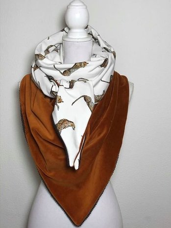 @huisdraakje sjaal digitale luipaard tricot met cognac katoenen velvet