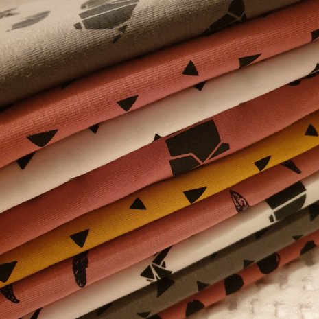 nog 90cm - terracotta (licht) zwart driehoek triangels ongelijk - tricot  (op=op)