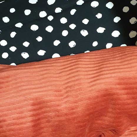 terracotta rib triot met painted dots zwart wit