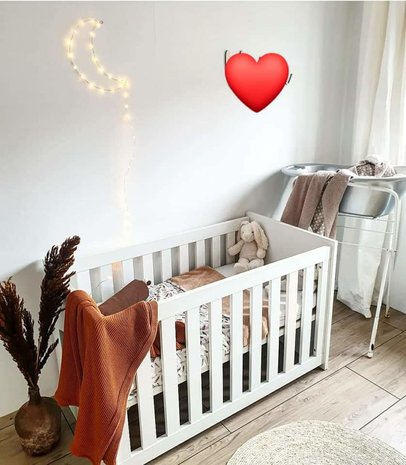 babykamer @littlebumpys bedje (cognac big knit - veren digitaal) commode (mandje 1000bloemetjes oud roze wafel en swaddle luipa