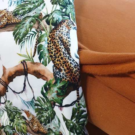 luipaard jungle digitale tricot beebs met bio french terry uni cognac
