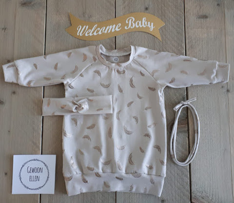 beige kiezel mat gouden veertjes tricot jurkje gemaakt door @gewoonellenbabyliefs