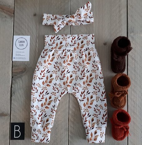 @gewoonellenbabyliefs maakte dit leuke setje met bruin cognac blaadjes tricot