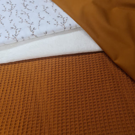 wafel cognac met katjes cognac poplin en off white bamboe katoen  fleece wiegdeken en hemeltje