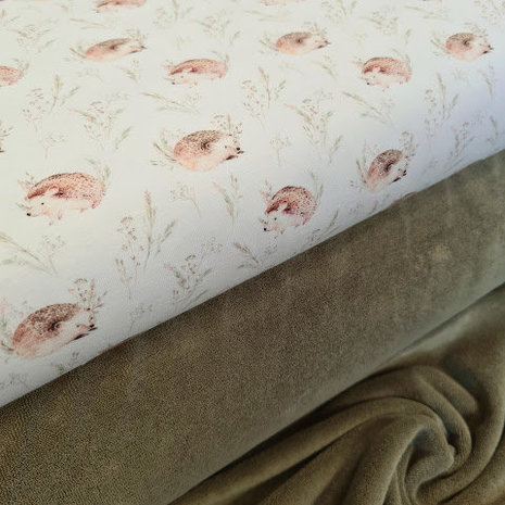 wit (off white) camel bruin egel op het groene gras - digitaal tricot met olijf velvet