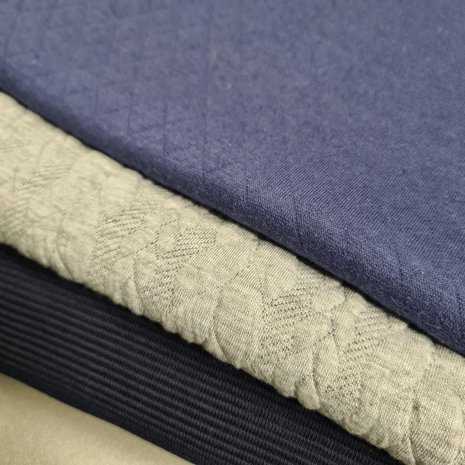 jeans blauw gevoerde tricot - grijze kabel knit tricot - donkerblauw baby rib tricot