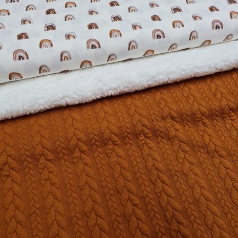 regenboog digitale poplin katoen tricot met cognac kabel tricot en spierwitte katoenen teddy