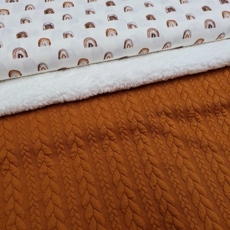 regenboog digitale poplin katoen tricot met cognac kabel tricot en spierwitte katoenen teddy