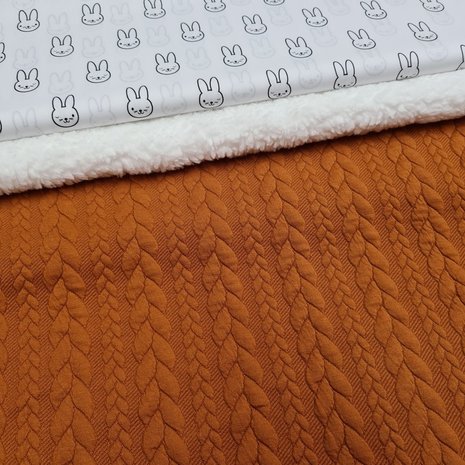 konijntje katoen tricot met cognac kabel tricot en spierwitte katoenen teddy