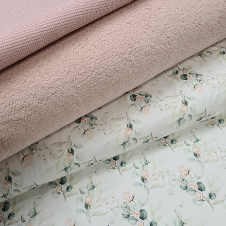 eucalyptus blaadjes en rozen met nude baby teddy en nude wafel tricot