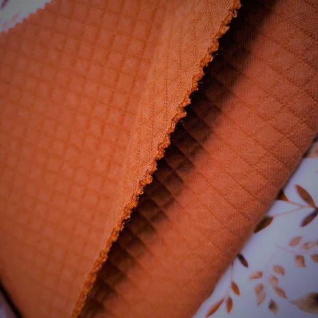 terracotta (roest) mini wafeltjes gevoerde tricot met bruin en cognac blaadjes BEEBS