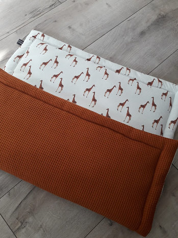 boxkleed cognac wafel met giraf digitale rib tricot SOFT @BEEBSstofjes