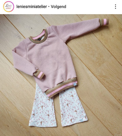 Flared broek bloemen tricot met sweater en glitter cuffs gemaakt door klant @kickenstoffen