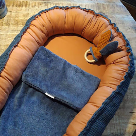 jeans bamboe katoen  fleece dekentje in jeansblauw met cognac katoenen babynestje - toffetutte