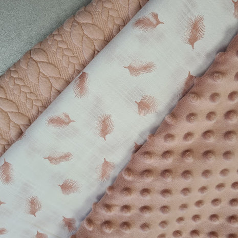 nude kabel tricot en noppenfleece met veren linnen katoen @kickenstoffen wiegbekleding