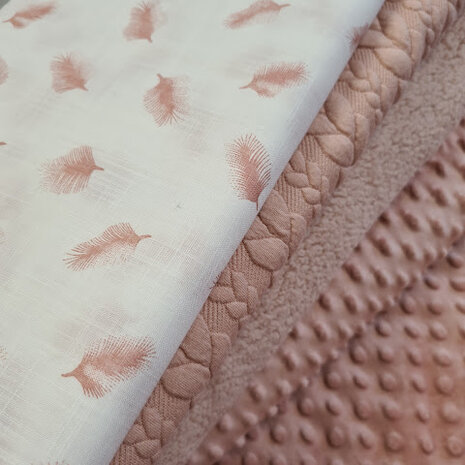 nude kabel tricot en noppenfleece en baby teddy met veren linnen katoen @kickenstoffen wiegbekleding