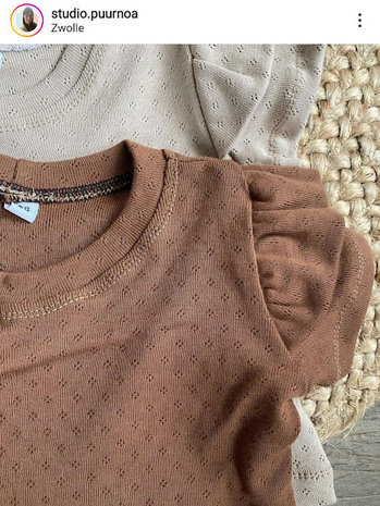 pointelle tricot ruffle shirtjes bruin en natural @kickenstoffen