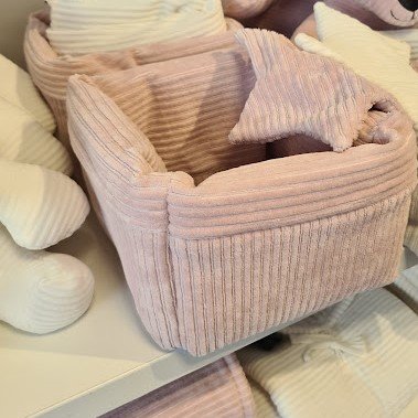 commode mandje poeder roze brede rib fluweel tricot @kickenstoffen