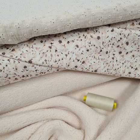 wit (natural) broderie met gaatjes hydrofiel, fillerbloemen met baby teddy natural en gutermann garen natural @beebstofjes