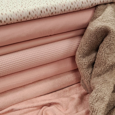 nude roze stoffen @beebsstofjes met katoenen teddy taupe en boontjes bioligische katoen