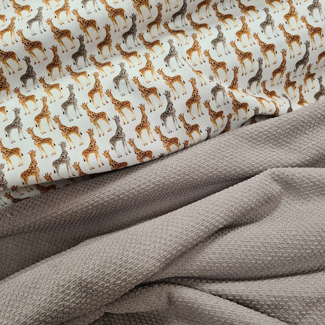 boucle baby wafel-badstof grijzig taupe met girafjes @kickenstoffen