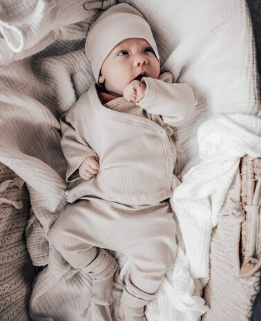 baby in babyrib soft natural kleding - drukkers prym op een swaddle van natural en off white triplle hydrofiel @littlebumpys