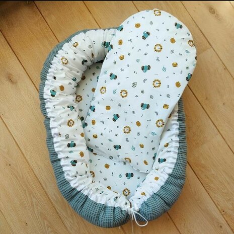 zee groen wafel met diertjes poplin babynestje en matrasje @leniesminiatelier&nbsp;