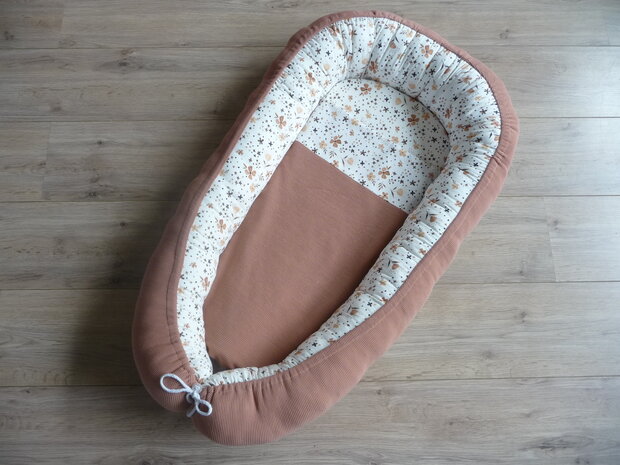 BEEBSstofjes ottoman rib perzik met ditsy bloemen babynestje gemaakt door ellebel.babynestjes