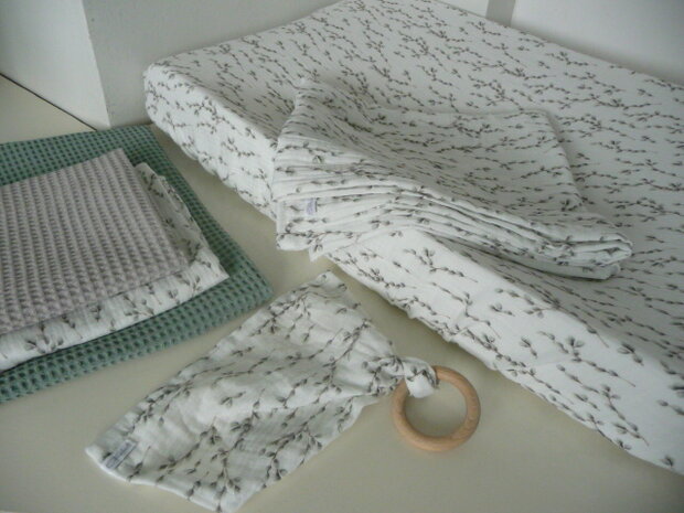 vintage mint en licht grijs wafel met katjes hydrofiel aankleedkussen, hydrofiele doeken en spuugdoekjes @ellebel.babynestjes
