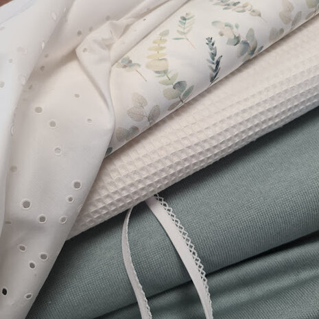 confetti broderie - off white wafel - groen baby knit - poppenband wit - eucalyptus takjes @kickenstoffen wiegenstof