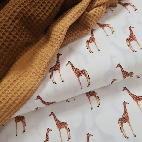 BEEBSstofjes girafjes poplin met camel wafelkatoen @kickenstoffen