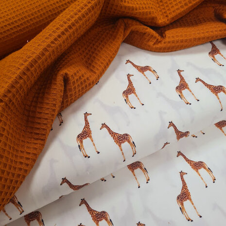 BEEBSstofjes girafjes poplin met cognac wafelkatoen @kickenstoffen