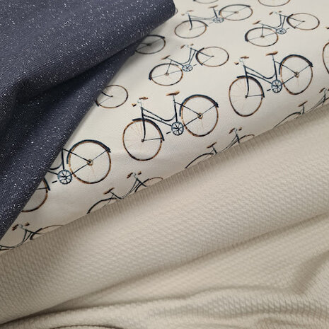 BEEBSstofjes mini kabel tricot off white met fietsen tricot digitaal en grijs glitter boordstof @kickenstoffen