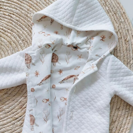 baby jasje gevoerde tricot off white met schildpad zeeleven @kickenstoffen.nl gemaakt door klant