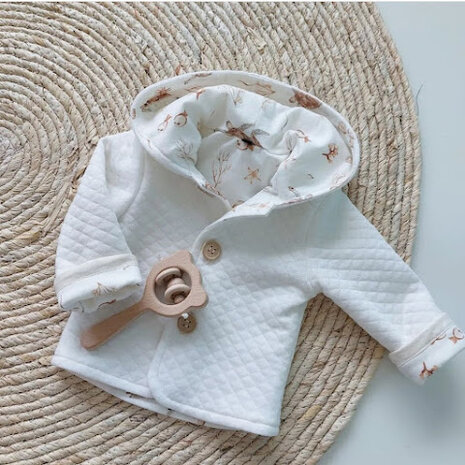 baby jasje gevoerde tricot off white met schildpad zeeleven @kickenstoffen.nl gemaakt door klant