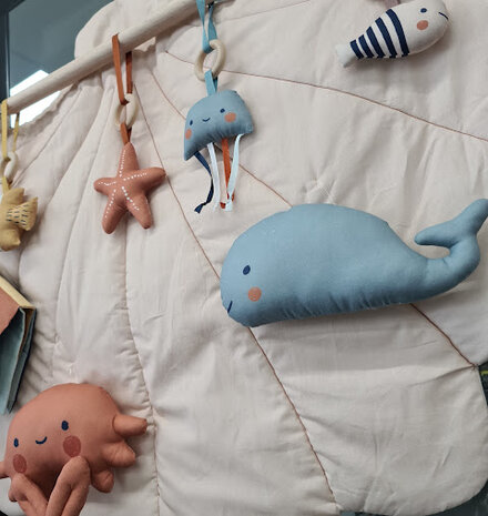 speelkleed paneel schelp met knuffels zee leven knisperboekjes @kickenstoffen