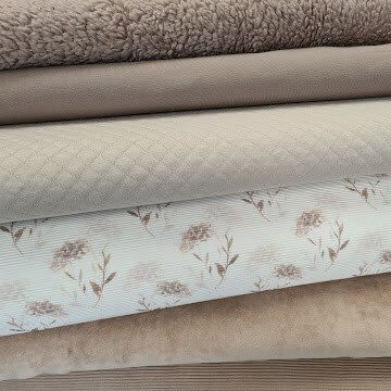 beige op stapel diverse effen en hortensia kleding stoffen @kickenstoffen