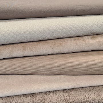 beige op stapel diverse kleding stoffen @kickenstoffen