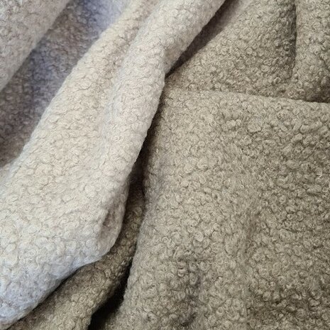 BEEBSstofjes boucle teddy kiezel en taupe  @kickenstoffen